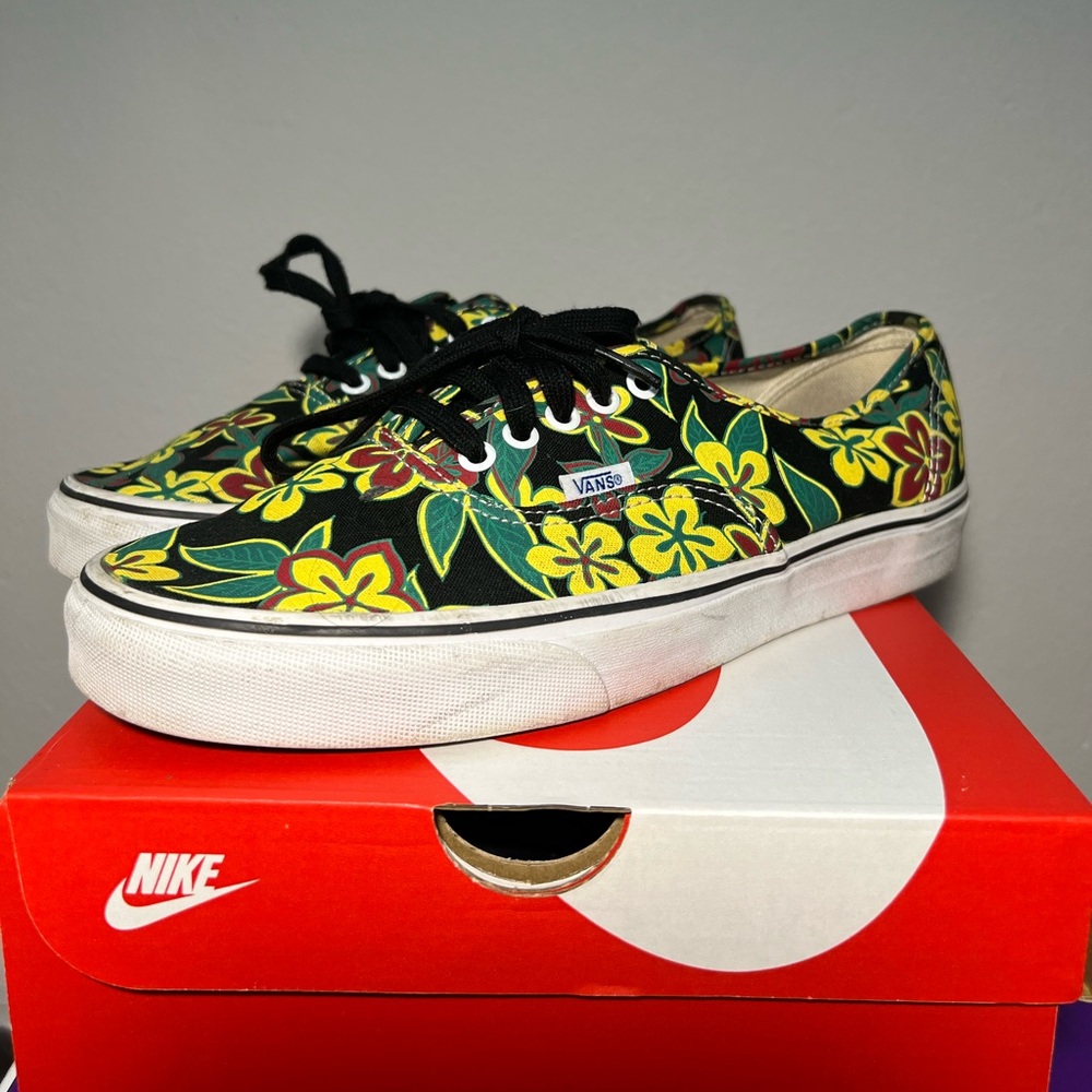 Vans Authentic “ Jamaica Edition “ Size 10.5 Used